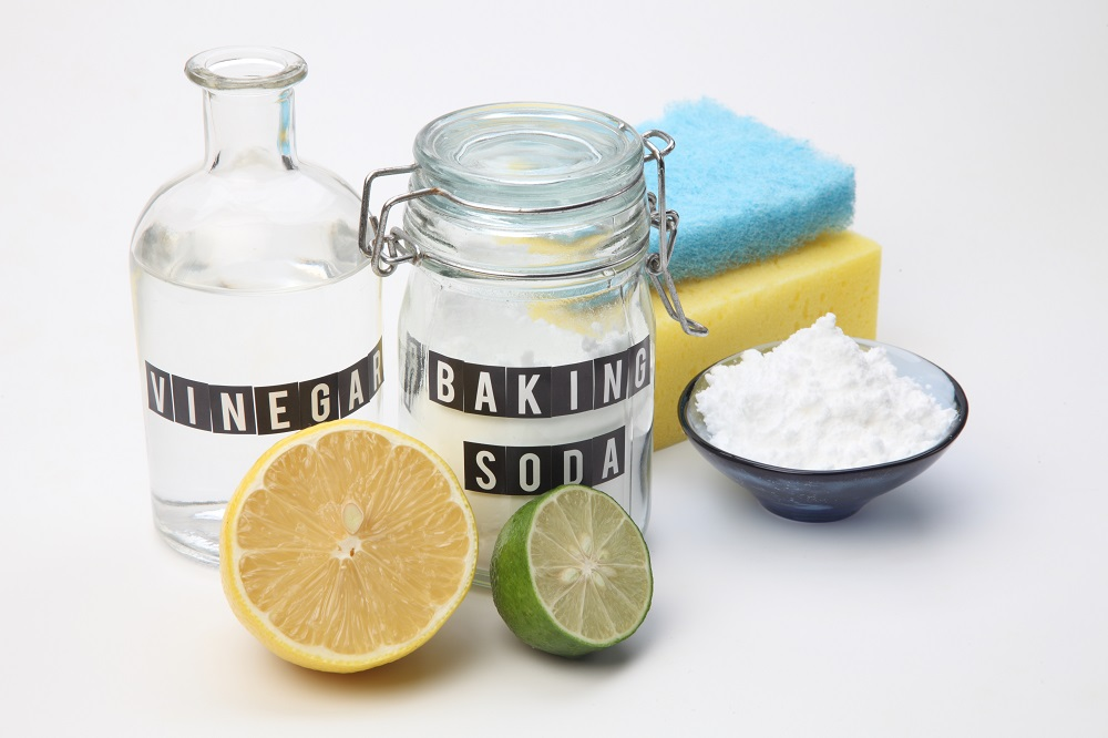 Kućne metode za čišćenje: soda bikarbona, ocat, sol, limun, limeta i spužvice.