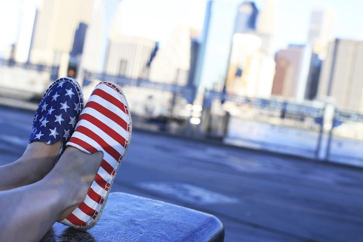 Espadrile s uzorkom američke zastave, U pozadini New York.