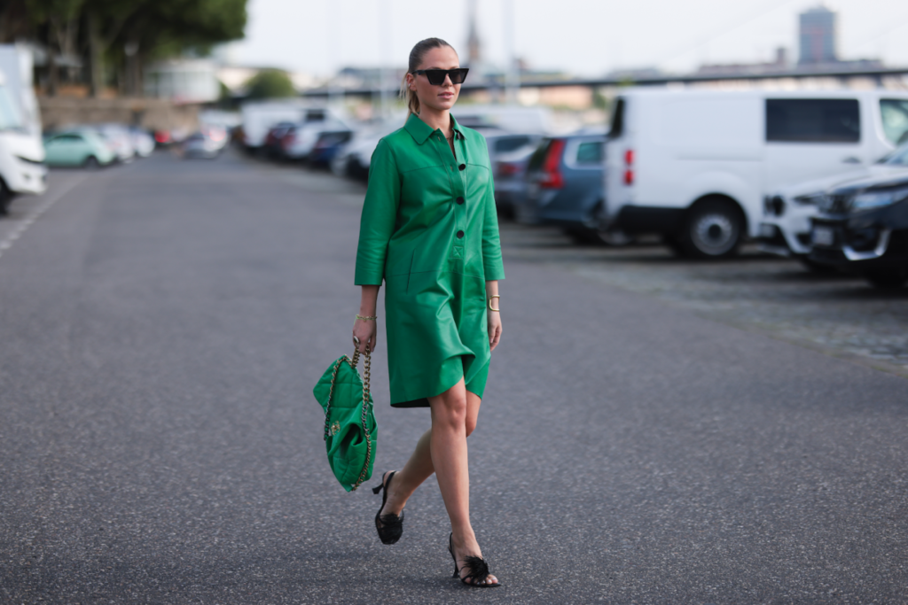 žena u zelenoj kožnoj haljini