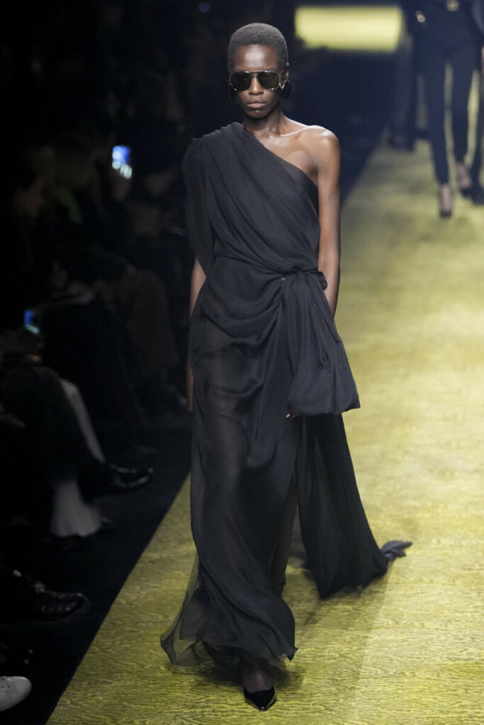 model u crnoj maxi haljini