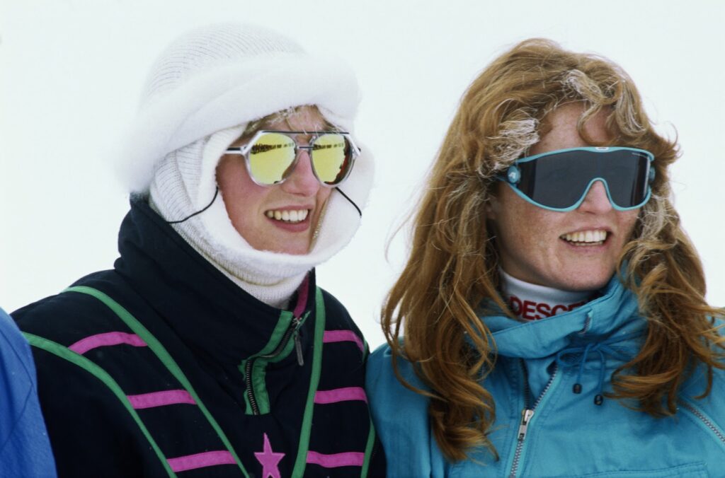 Grupa prijatelja uživa u kafiću na planinskim proplancima odjeveni u apres ski stilu.