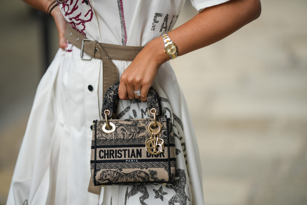 Dior torbica i ženski sat sa zlatnom narukvicom kao prijedlog poklona za Valentinovo za nju.
