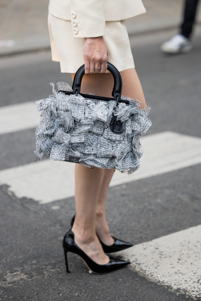 Crne štikle i ručna torbica s perjem kao ideja za poklon povodom Valentinova.