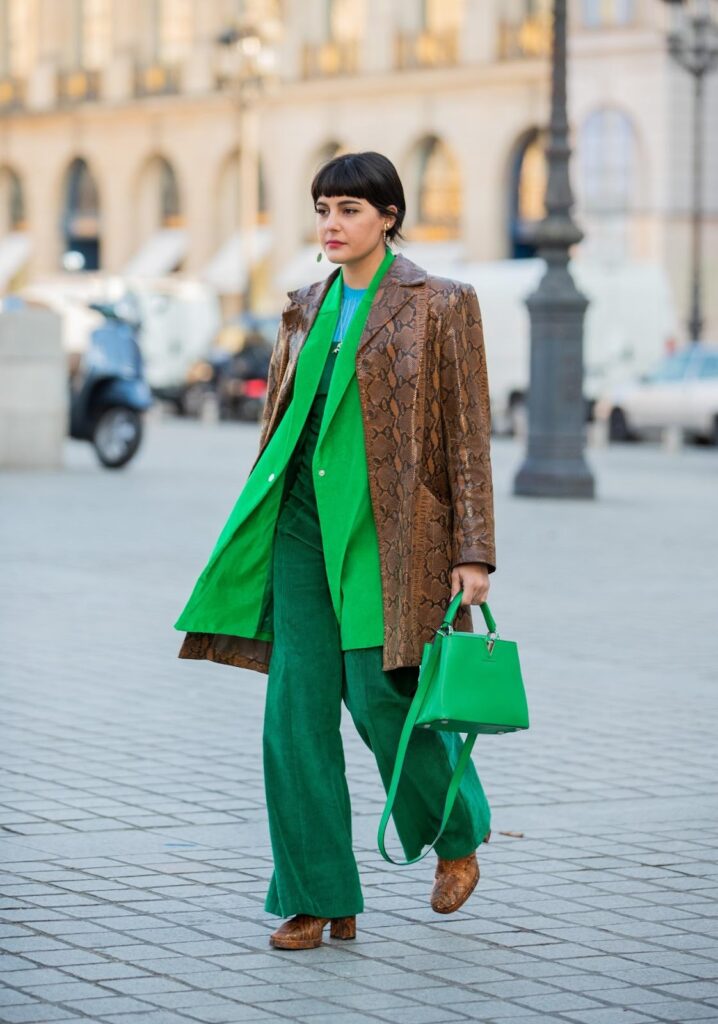 Smeđe čizme sa zmijskim uzorkom u kombinaciji sa smeđim kaputom i modnom kombinacijom u bottega green boji.