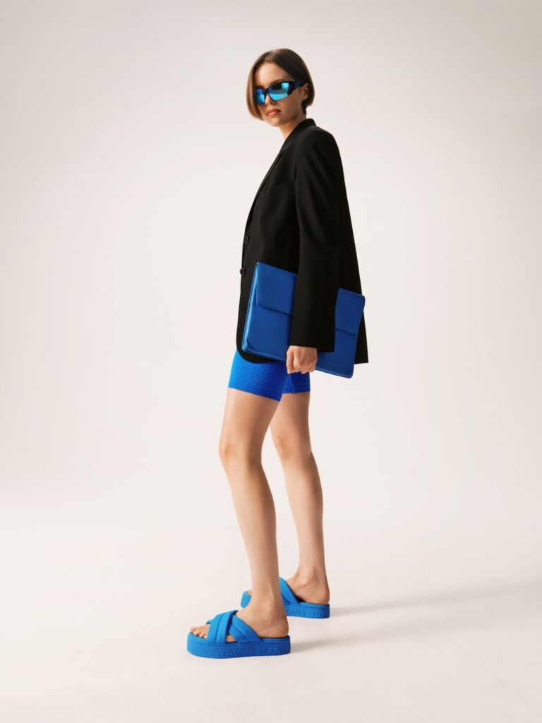 Stilizirajte uz crni blejzer i odgovarajuće plave kratke hlače i natikače s platformom u istoj boji.
