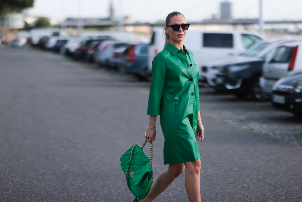 Zelena kožna haljina i torbica pouch bag