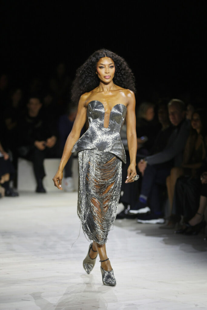 Modne cipele proljeće-ljeto 2024. – manekenka u srebrnoj haljini s visokim štiklama, Alexander McQueen